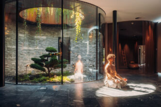 Jungbrunn Ruheraum Atrium mit lichtdurchflutetem Details und Blick auf den Bonsai