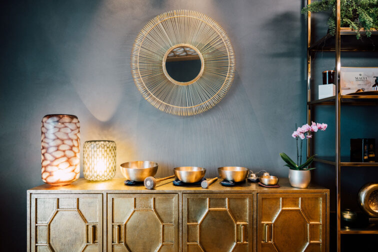 Klangschalen in der Behandlungskabine im Jungbrunn