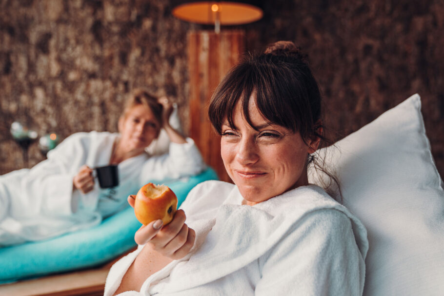 Glückliche Frau nach Beautybehandlung im Jungbrunn