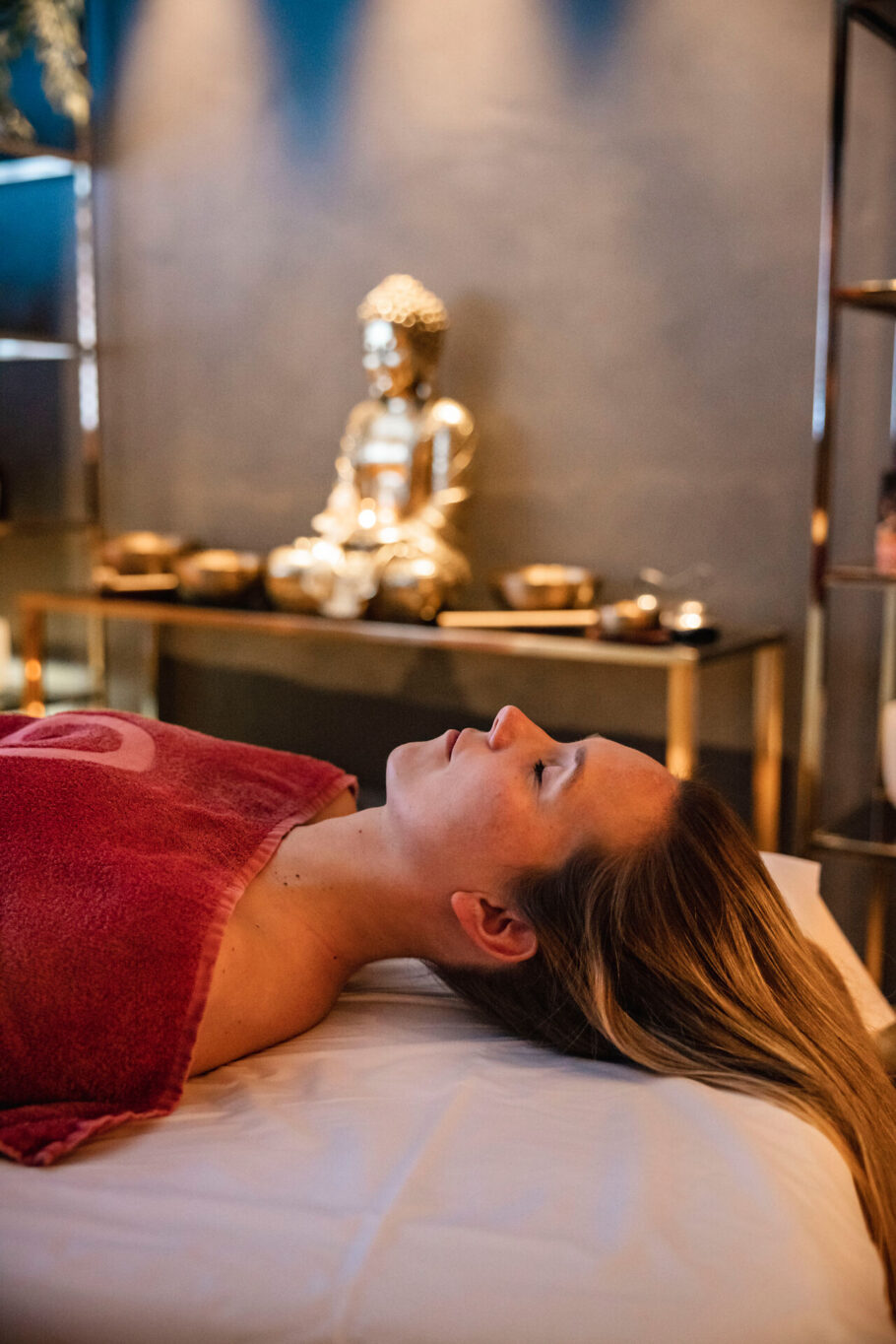 entspannte Frau bei der Ayurvedabehandlung im Jungbrunn