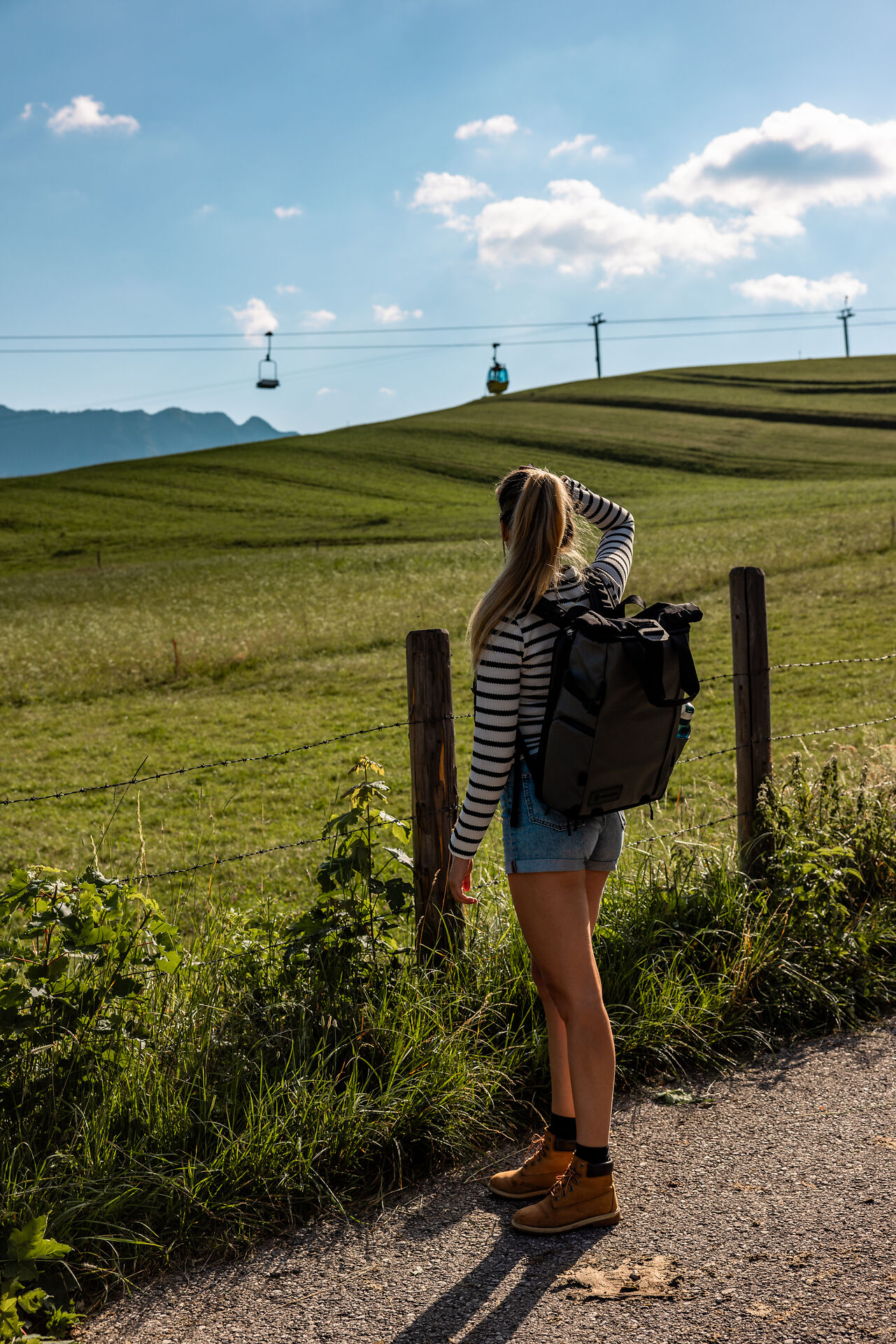 Frau mit Blick auf die Neunerköpflebahn im Jungbrunn
