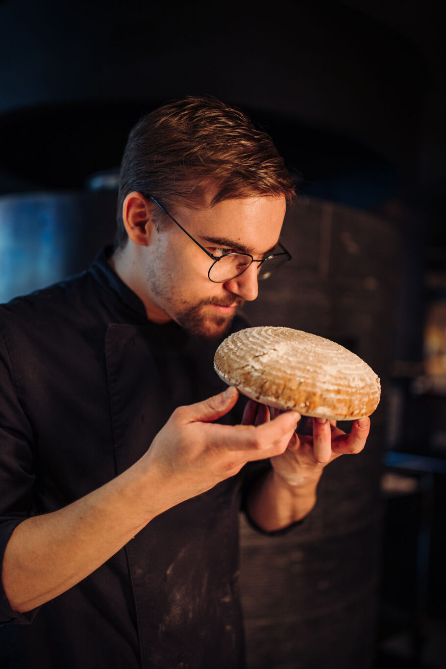 Bäcker mit Brot im Jungbrunn