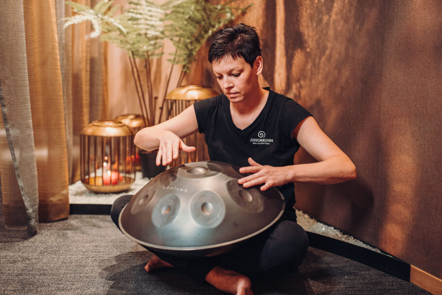 Therapeutin mit der Klangschale im Jungbrunn