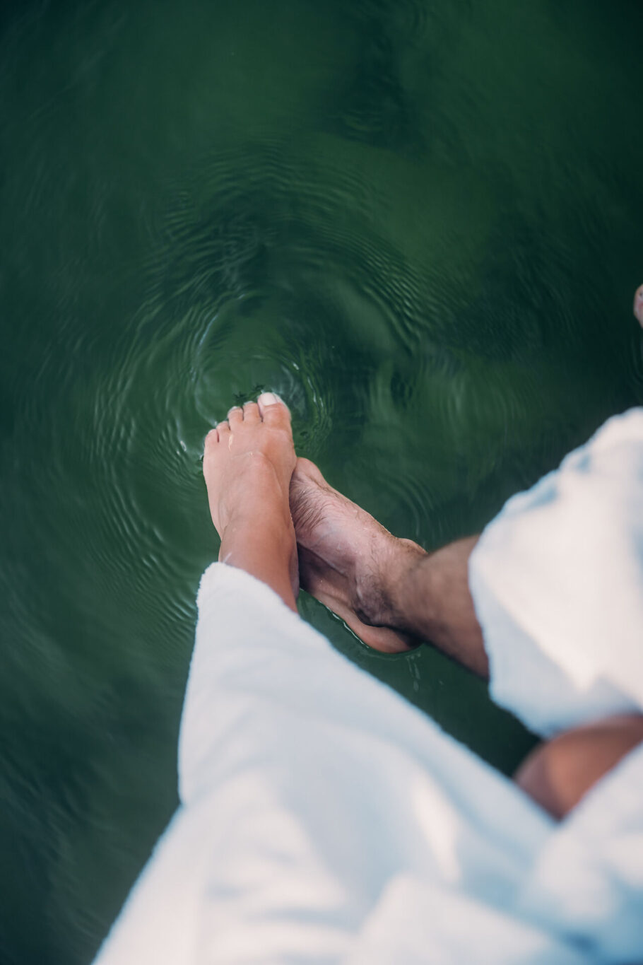 Füße im Quellteich im Jungbrunn