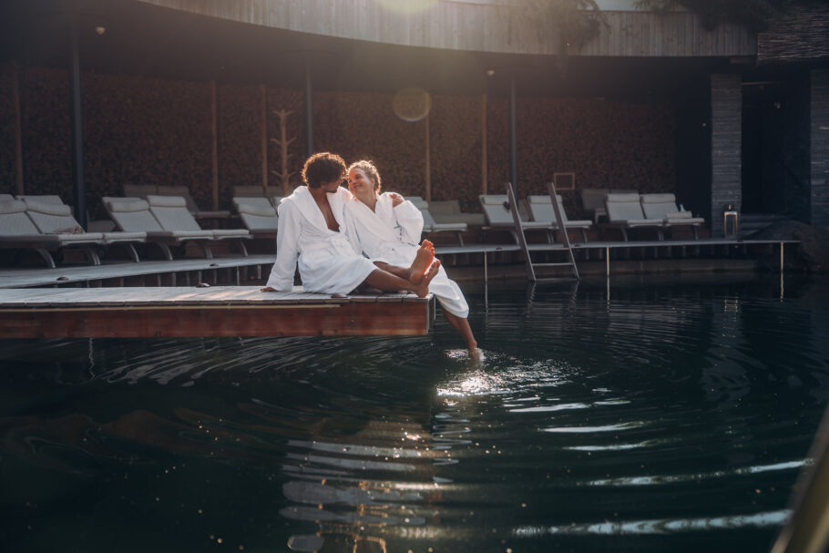 Pärchen bei ihrer Auszeit auf dem Steg am Jungbrunn Quellteich