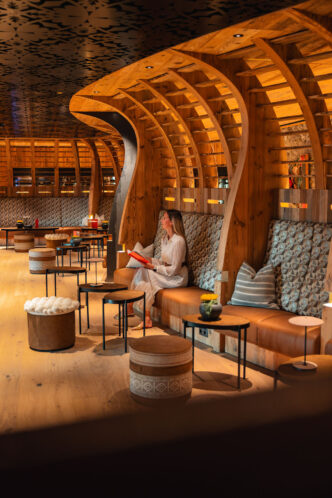 Frau in der Alpinlounge im Jungbrunn