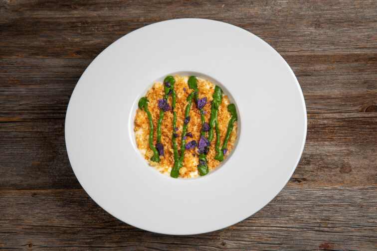 Gelber Crunch mit grüner Creme