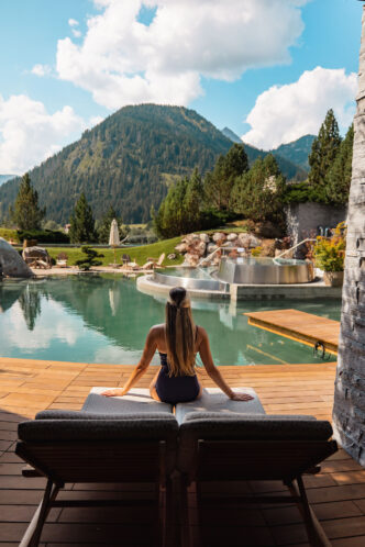 Liegebereich unter freiem Himmel im Jungbrunn am Quellteich und Blick in die Berge
