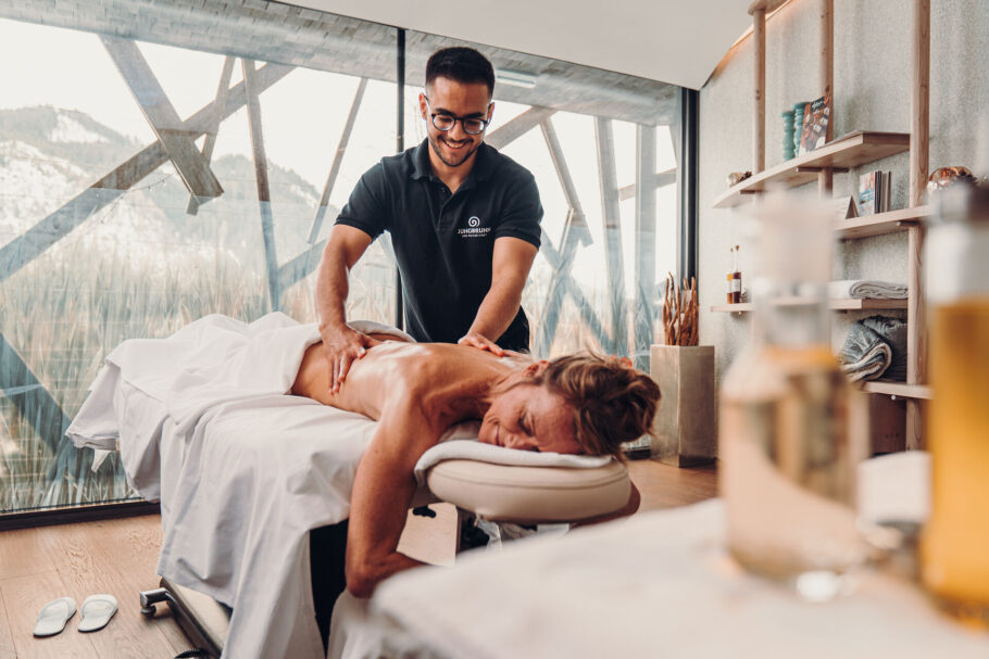 Klassische Rückenmassage im Jungbrunn