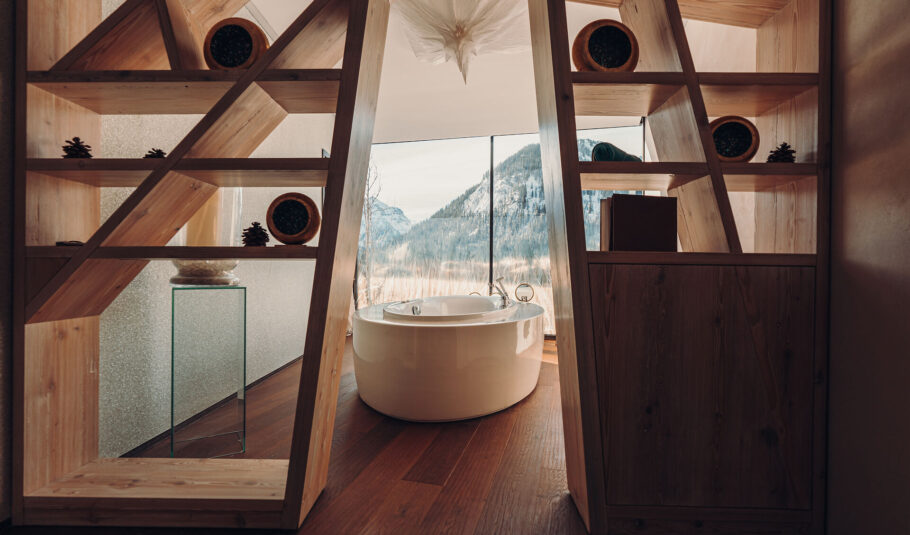 Anwendungskabine mit freistehender Badewanne im Jungbrunn