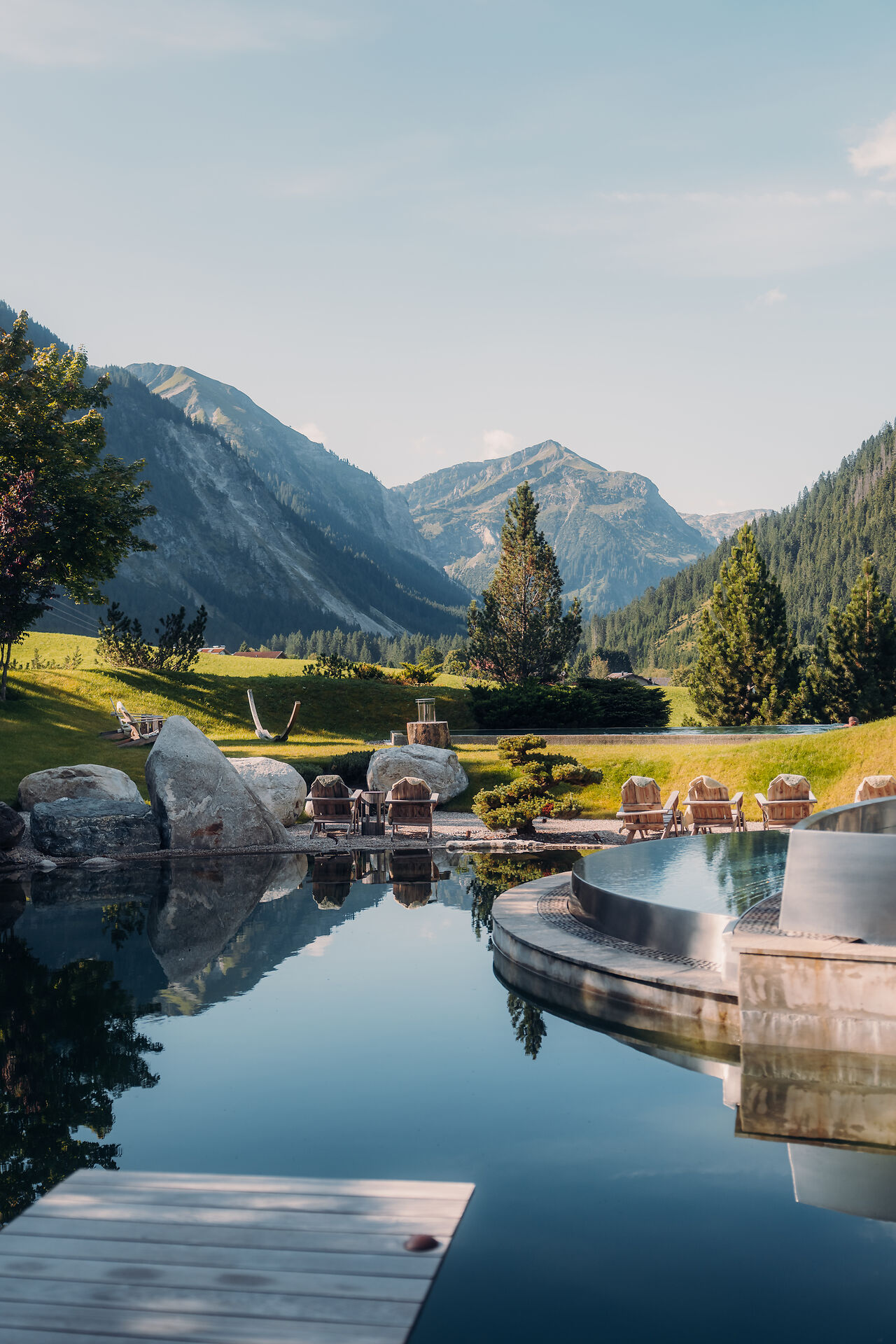 Jungbrunn Quelle Naturteich mit Blick in die Berge