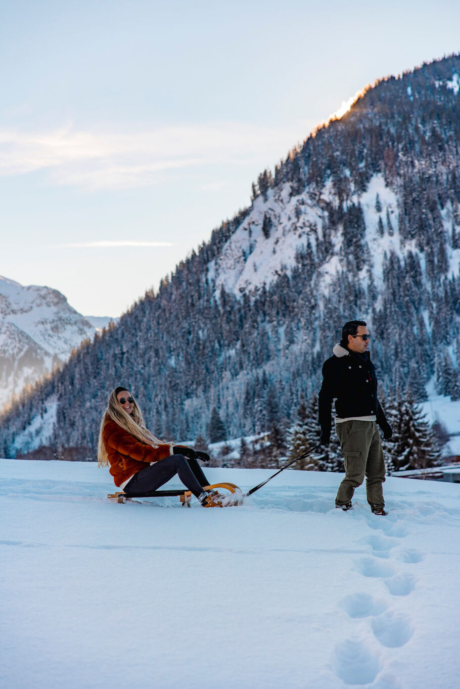 Pärchen mit Schlitten im Tiefschnee unmittelbar zum Jungbrunn