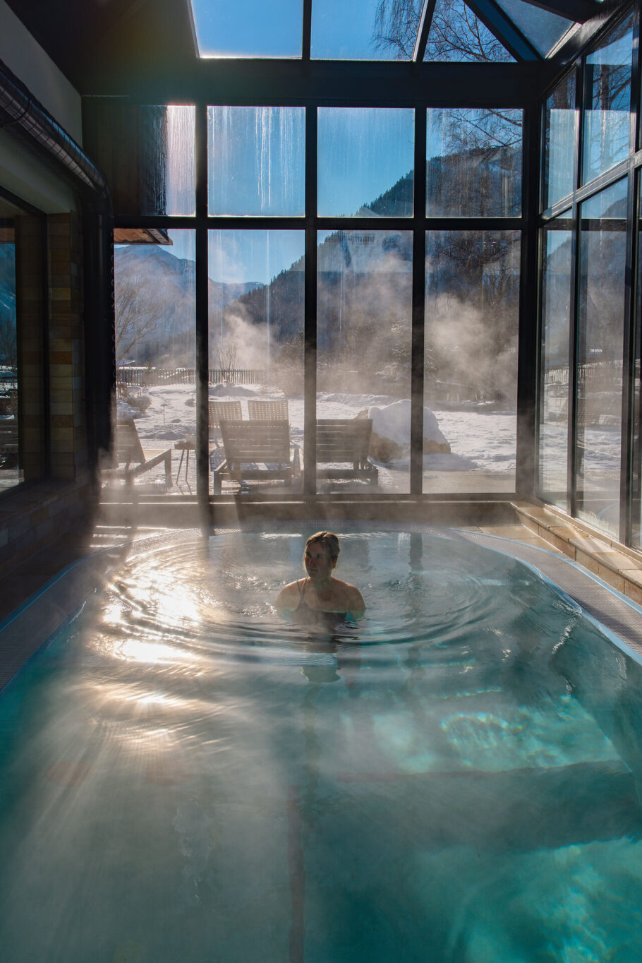 Jungbrunn Sole Innenpool mit Sonneneinstrahlung und schönem Blick nach draussen