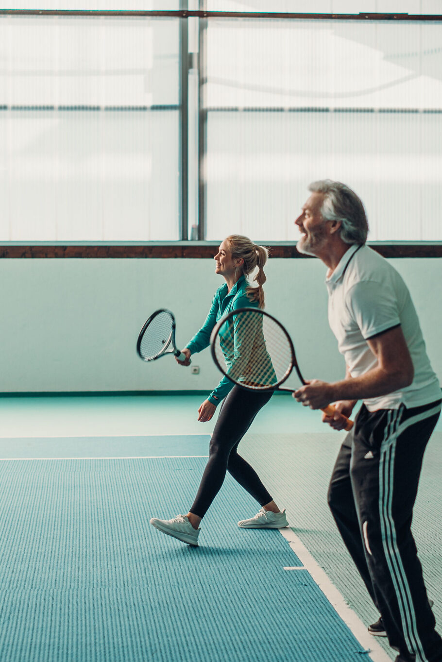 Frau mit Trainer beim Tennis im Jungbrunn