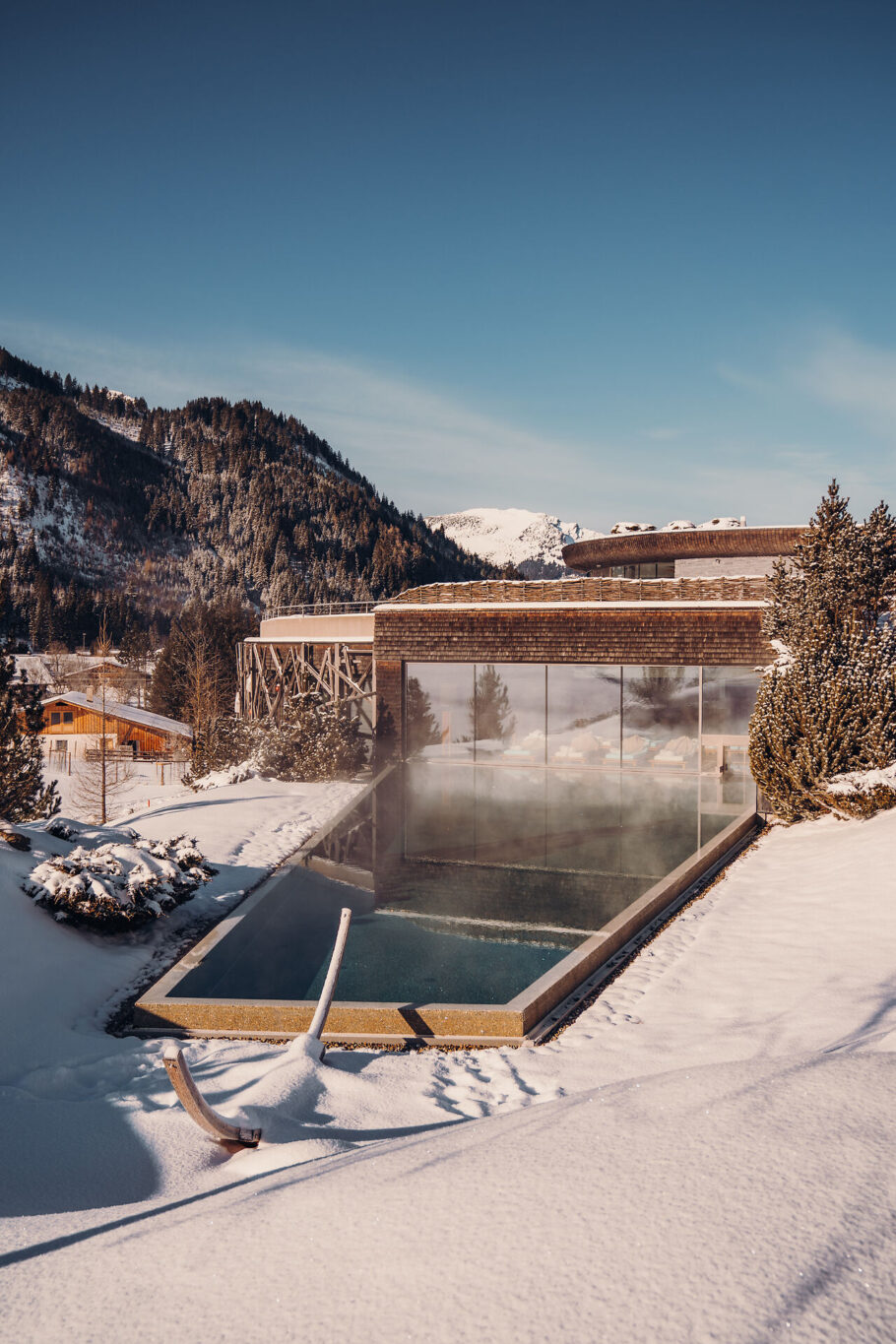 Jungbrunn Terrazzo Außenpool in winterlicher Berglandschaft