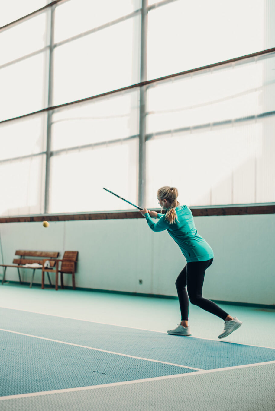 Frau beim Tennis im Jungbrunn