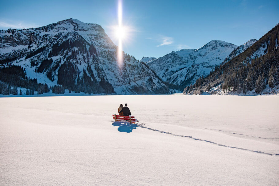 Pärchen am zugefrorenen See im Tannheimer Tal