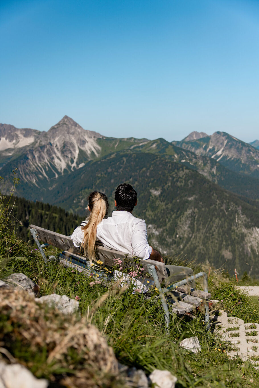 Pärchen bei der Wanderpause in den Tannheimer Bergen