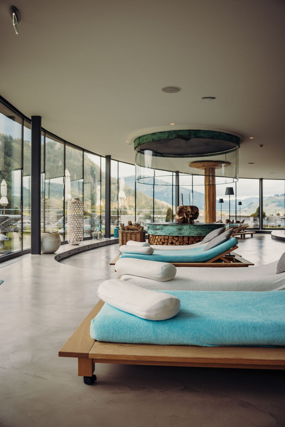 Ruheraum Wellnest im Jungbrunn mit grosser Panoramafront und einem Kamin