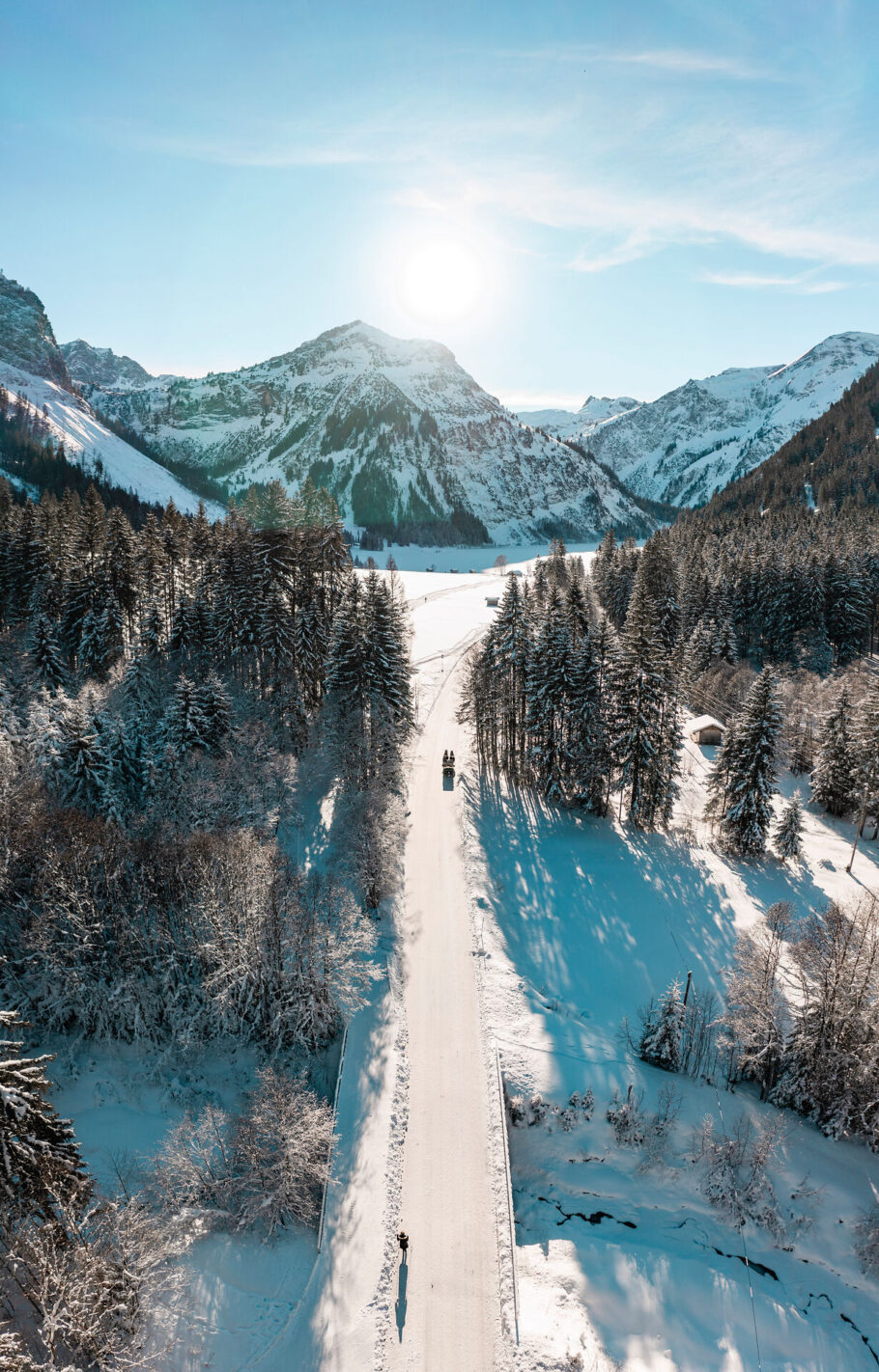 Weg zum Vilsalpsee in einer verschneiten Winterlandschaft aus der Vogelperspektive