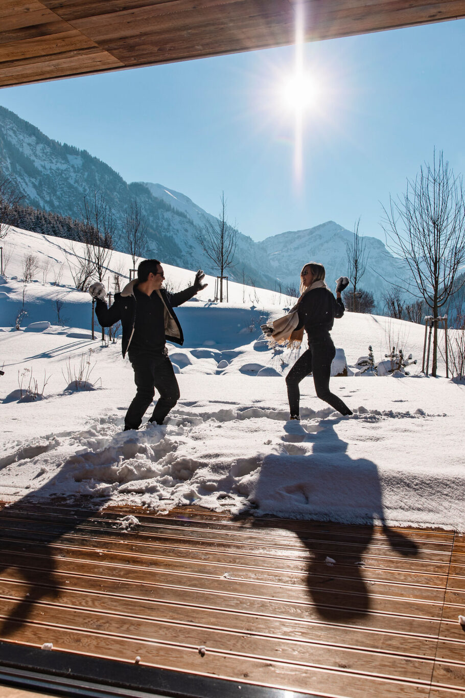 Pärchen bei der Schneeballschlacht auf der Terrasse der Vilsalpsee-Suite im Jungbrunn