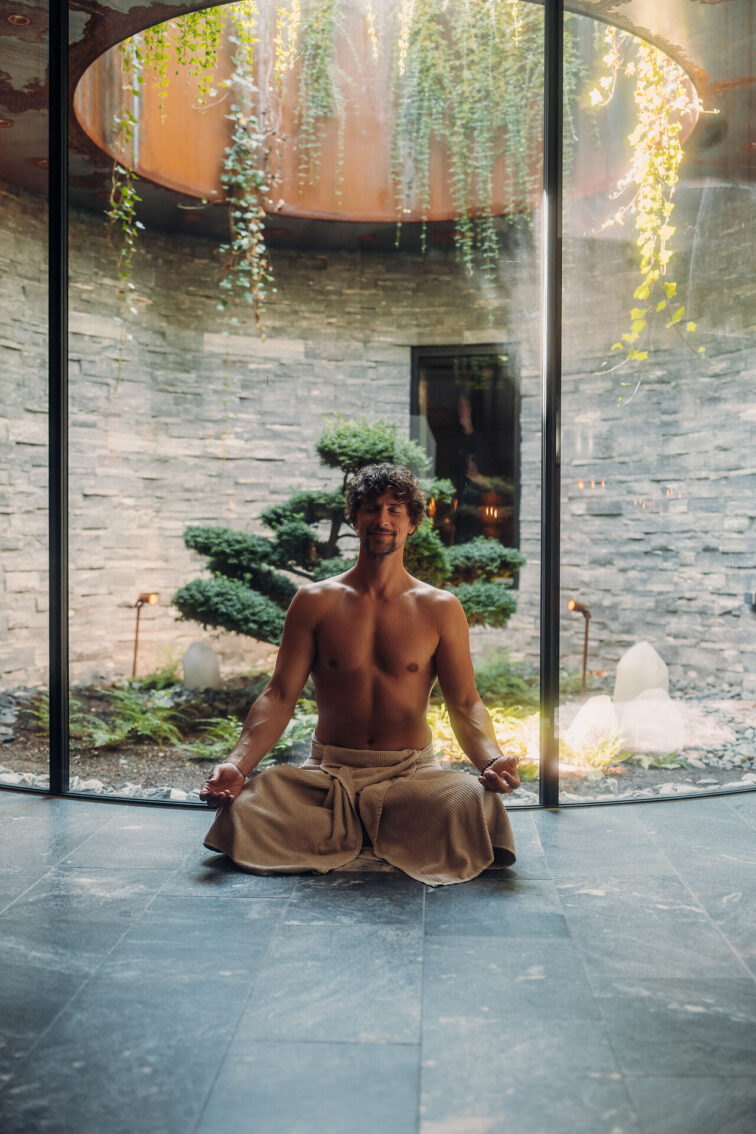 Herr im Schneidersitz im Atrium im Jungbrunn