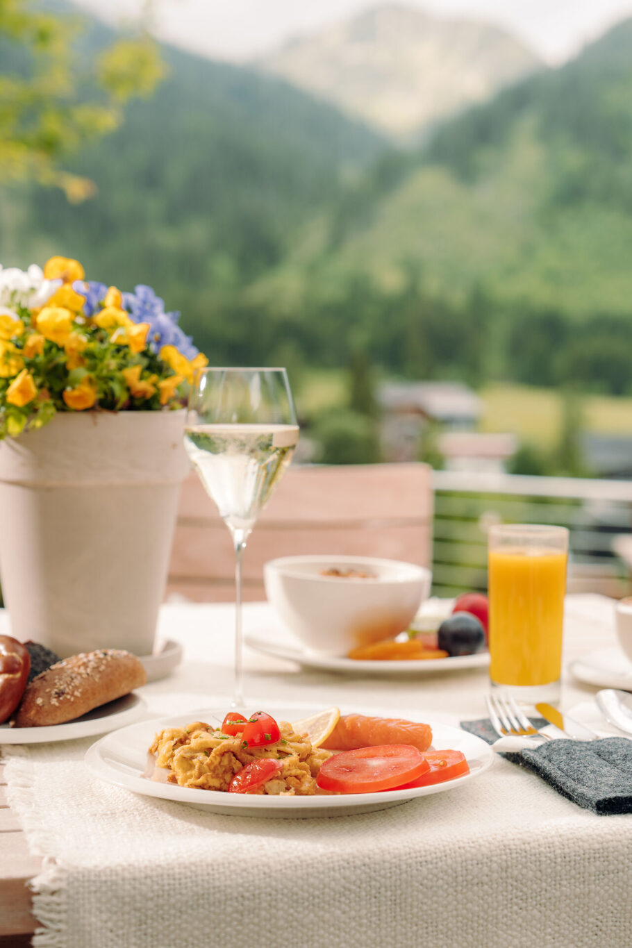 Frühstückstisch auf der Terrasse im Jungbrunn