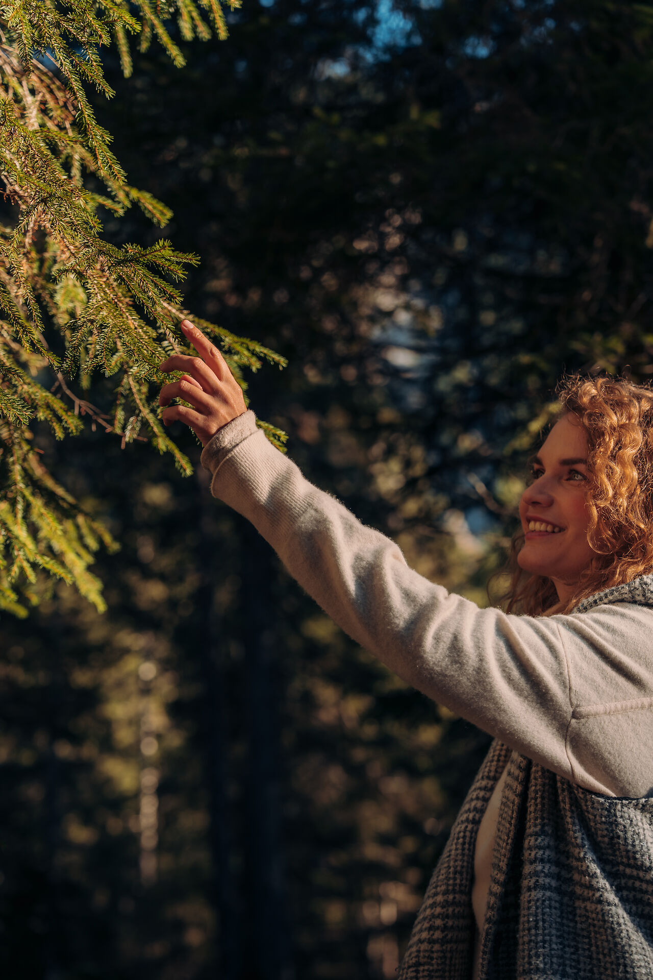 Frau im Wald im Tannheimer Tal
