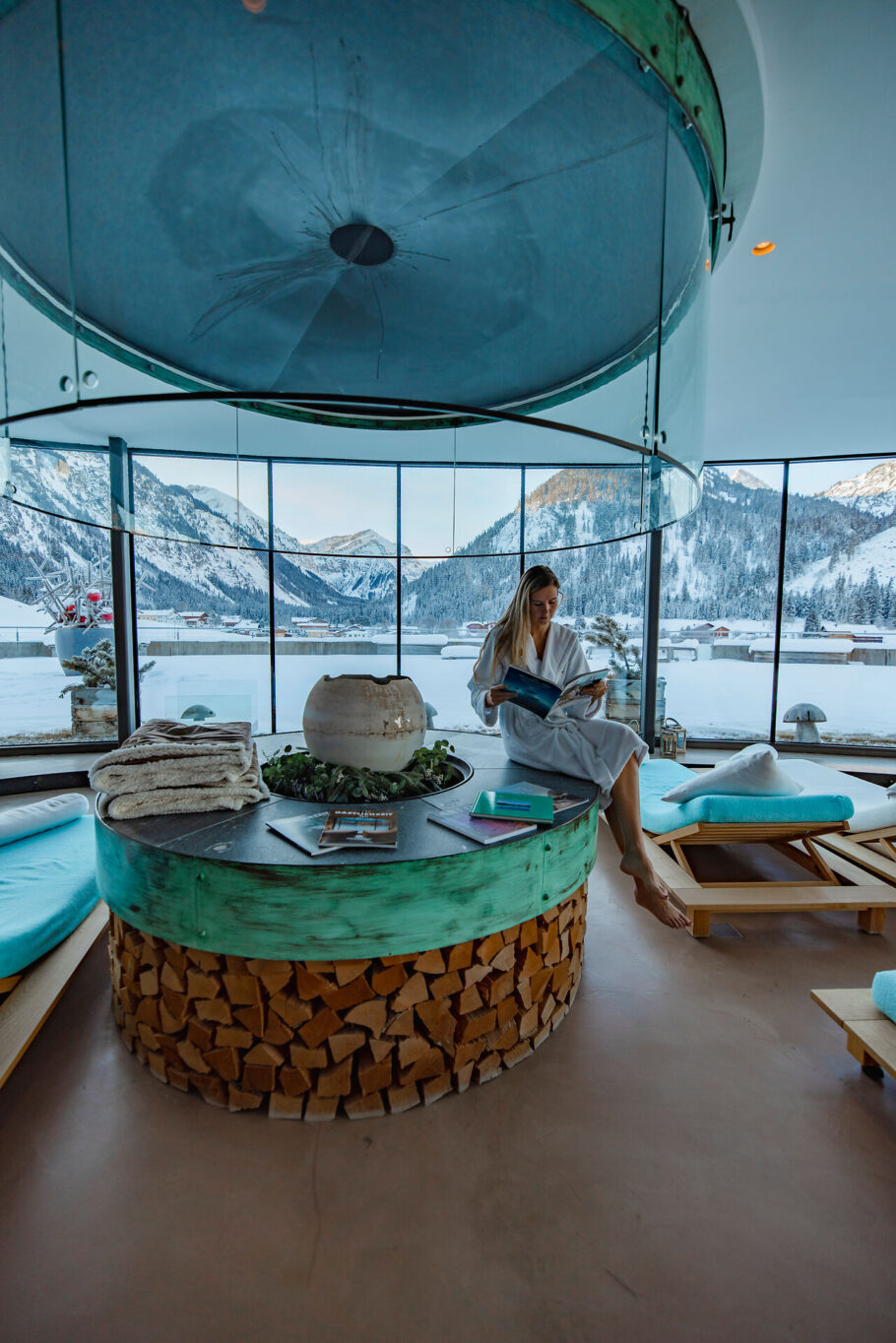 Frau im Wellnest Ruheraum im Jungbrunn mit winterlichem Hintergrund