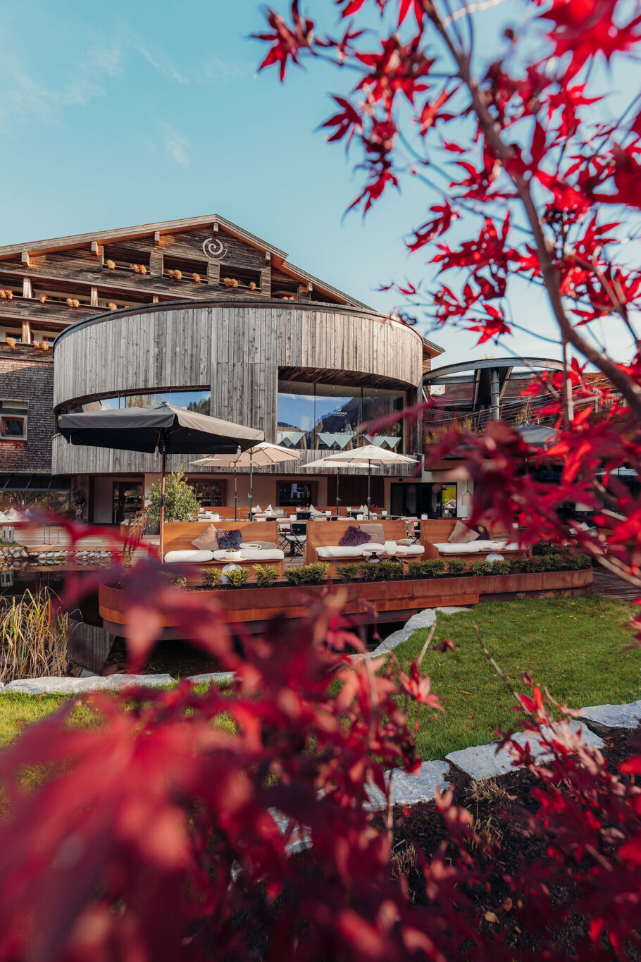 Aussenansicht des Hotel Jungbrunn im Herbst