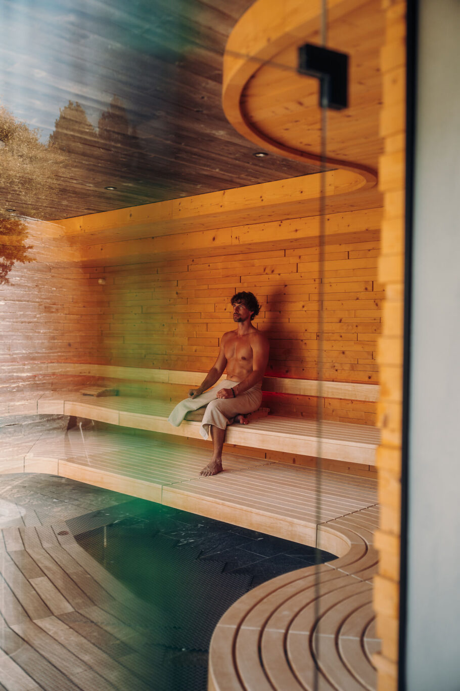 Mann in der Bergsauna im Jungbrunn