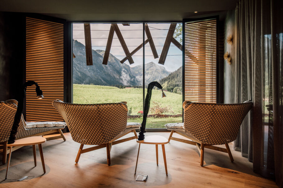 Ruhebereich mit Ausblick in die Berge im Jungbrunn