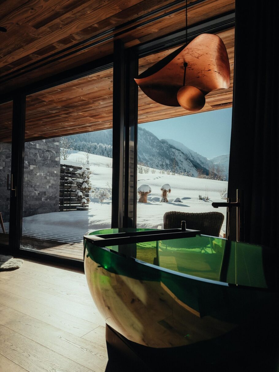 Winter Zimmer Vilslalpsee Ausblick freistehende Badewanne