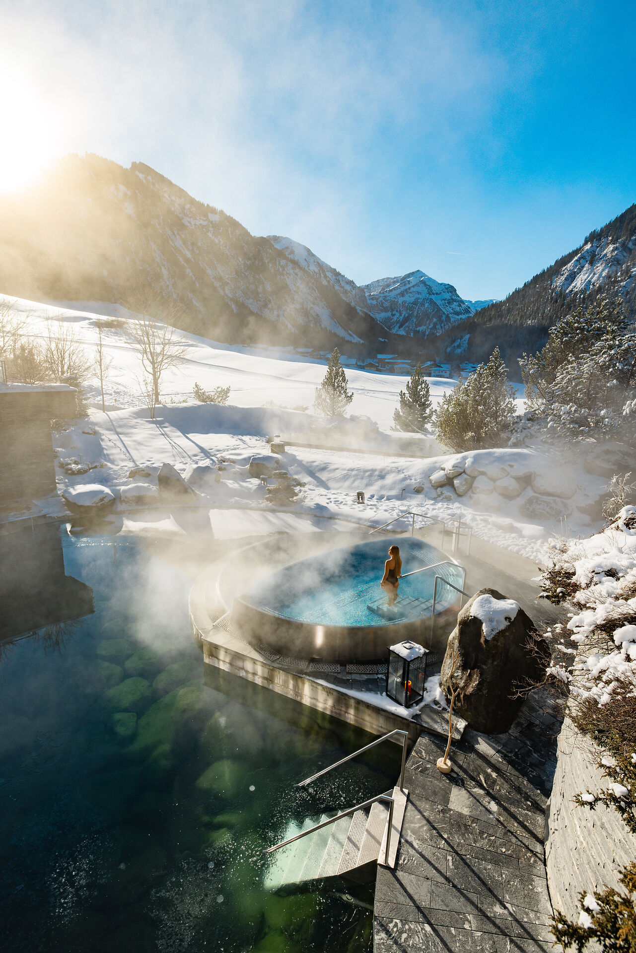 Wellness Winter Quellteich Ausblick Berge