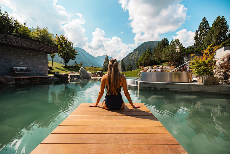 Frau im Jungbrunn am Quellteich mit Blick in die Tannheimer Berge