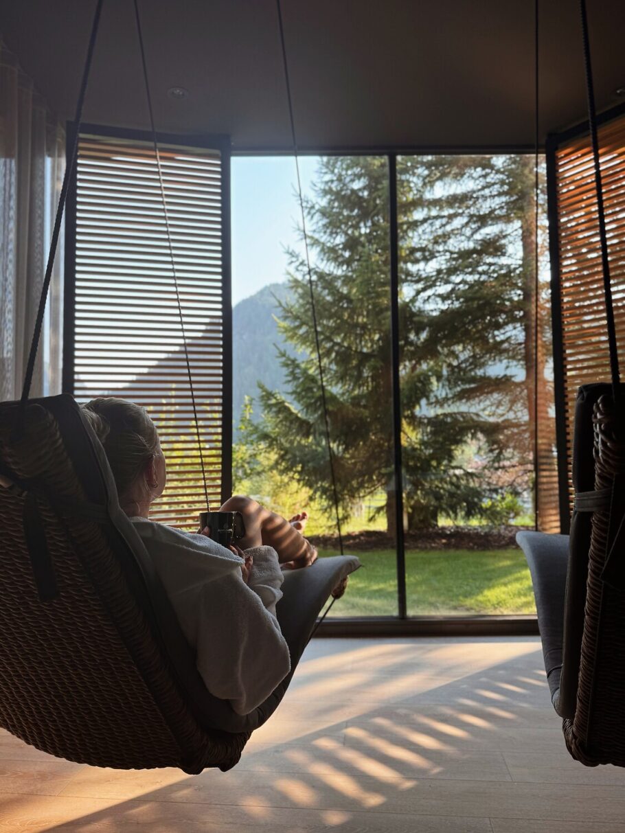 Frau in einer Schwebeliege in der Jungbrunn Augenweide