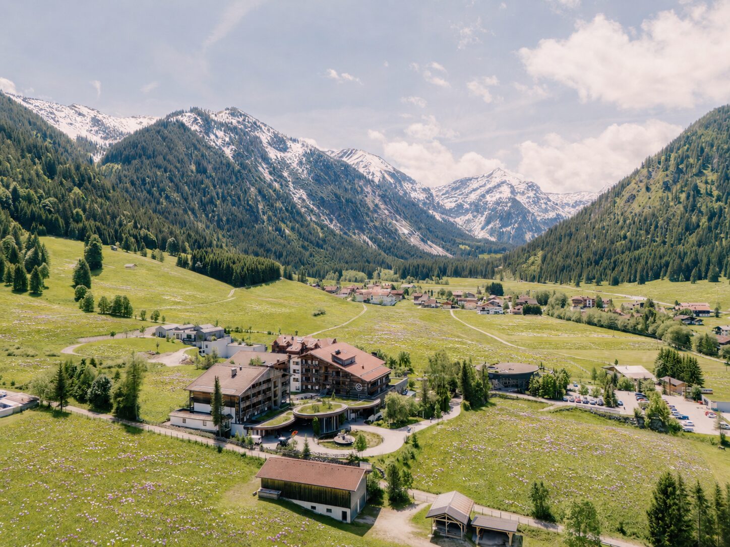 Außenaufnahme, Hotel, Totale, Frühling