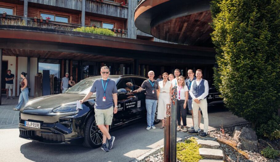 Mitarbeiter der Hahn Gruppe vor dem Hotel Jungbrunn