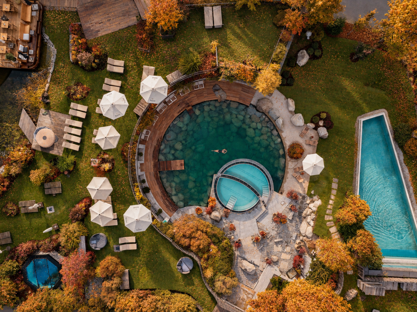 Pools im Hotel Jungbrunn Vogelperspektive Herbst